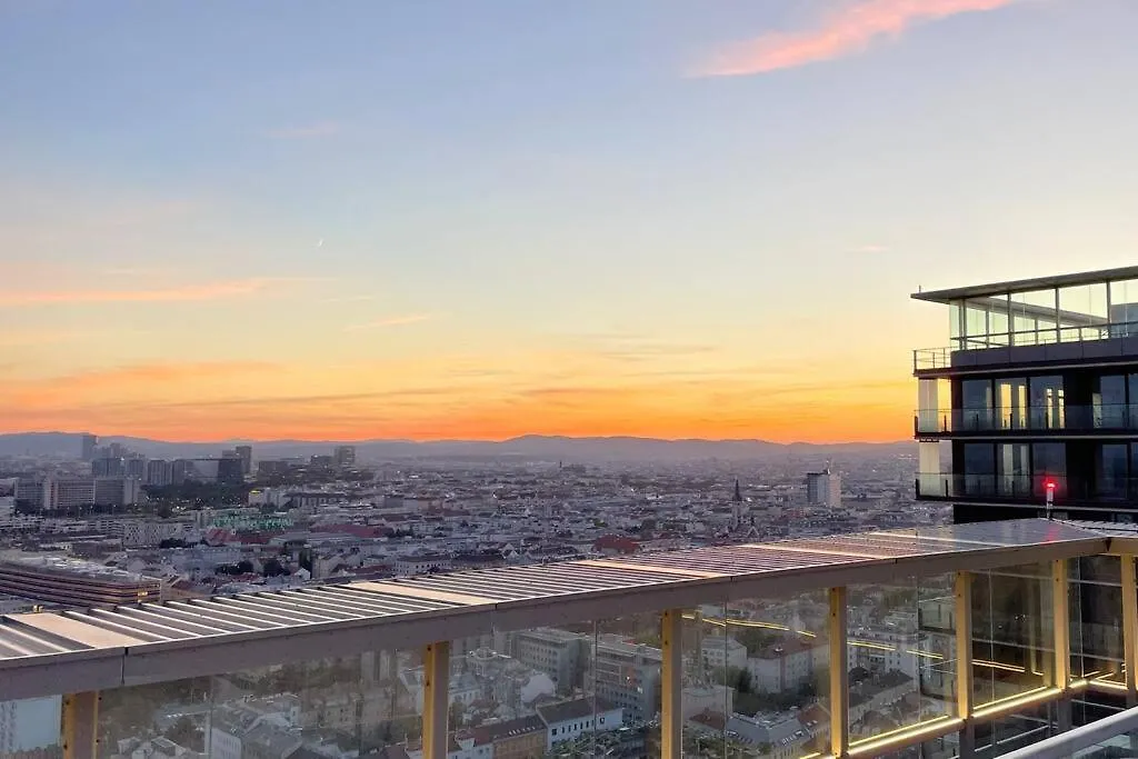 The High-Rise Condo With Pool Wien